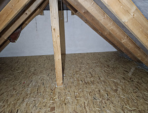 Zateplení stropu zděného rodinného domu pomocí foukané izolace